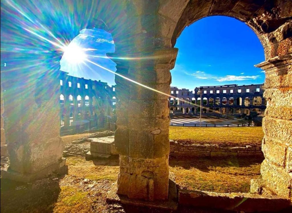Apartmani Delas Pjescana Uvala Exterior foto