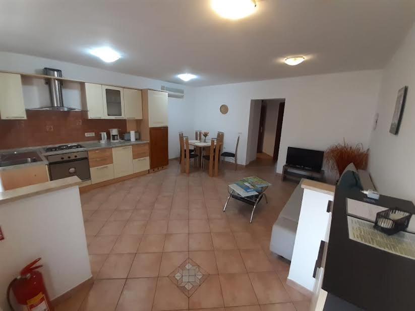 Apartmani Delas Pjescana Uvala Exterior foto